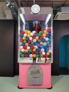 Upside Down museum Amsterdam - Candy machine