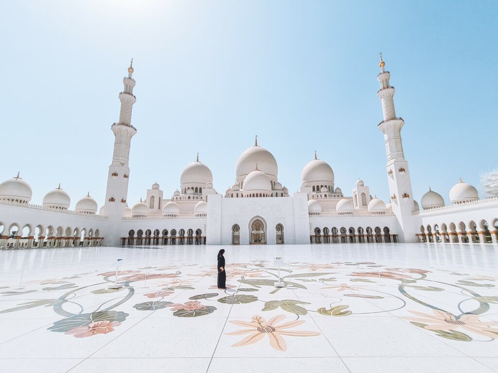 What to wear at the Sheikh Zayed Grand Mosque in Abu Dhabi (2) UAE